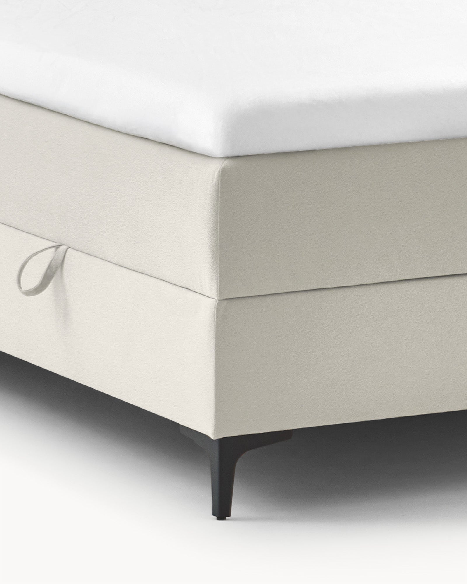 Łóżko kontynentalne ROYAL, tkanina sable - zbliżenie na detal boku łóżka z widocznym mechanizmem i nóżkami.